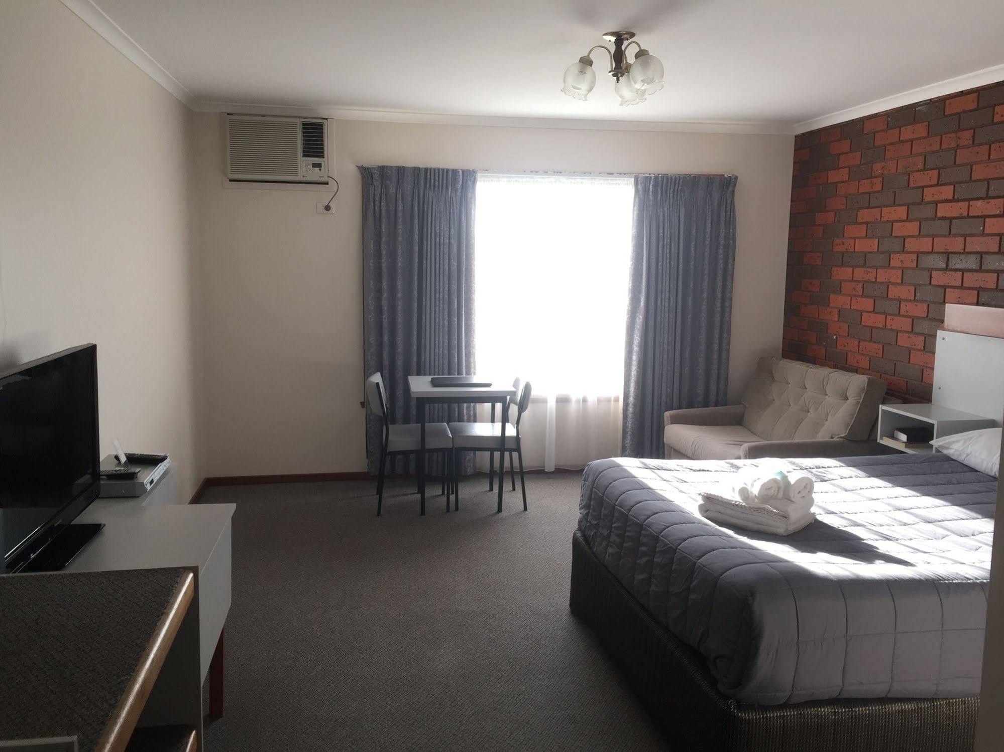 Warragul Views Motor Inn Exterior foto